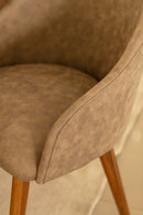 Cadeira Íris – Design envolvente e conforto acolhedor