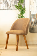 Cadeira Íris – Design envolvente e conforto acolhedor