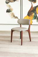 Cadeira Lis – Curvas orgânicas e estilo elegante