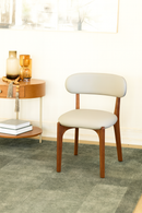 Cadeira Lis – Curvas orgânicas e estilo elegante